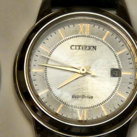 Beautiful Citizen Eco-Drive women's watch, which means it's powered by light - Picture 3 of 15